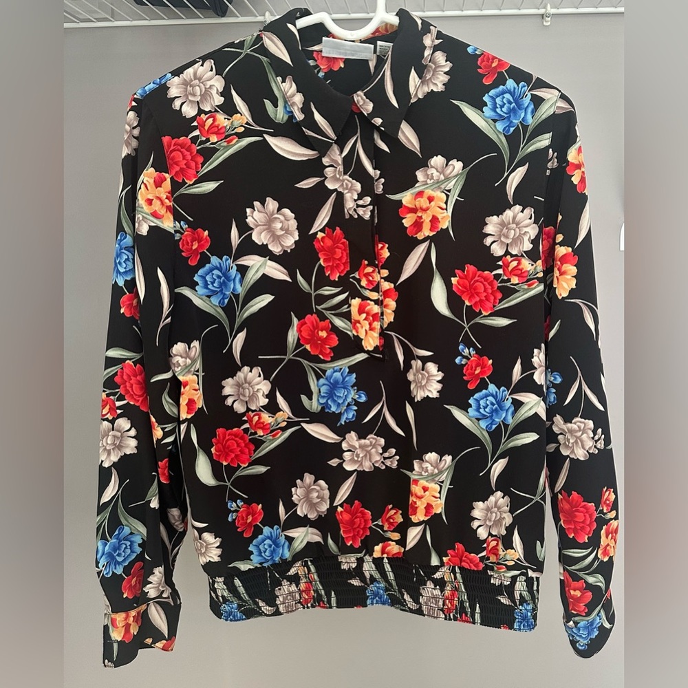 ALFRED DUNNER size 10 petite black floral designed, long sleeved blouse.